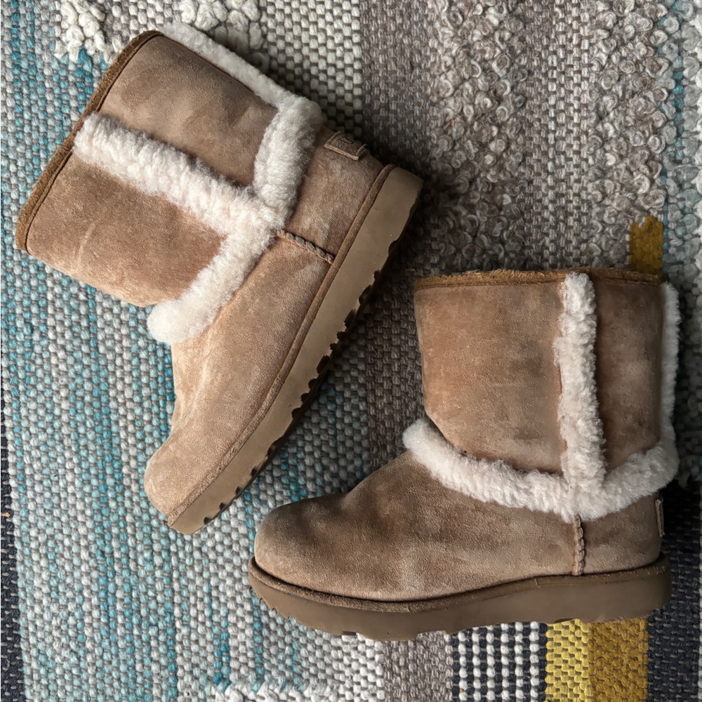 Ugg boots size 1 Chestnut Brown Girls Boys waterproof